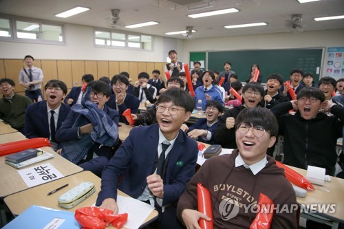 U-17 월드컵 축구 대표 7명 소속…포항제철고 8강전 뜨거운 응원