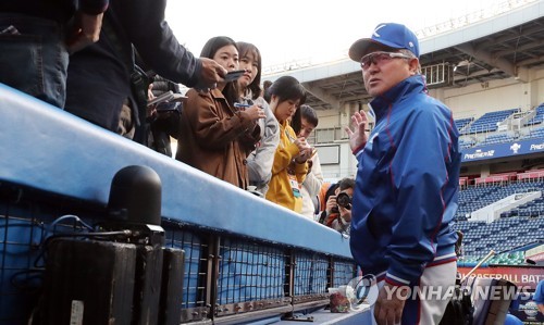 '아쉬운 판정' 받아들인 김경문 감독 프리미어12 인기를 위해