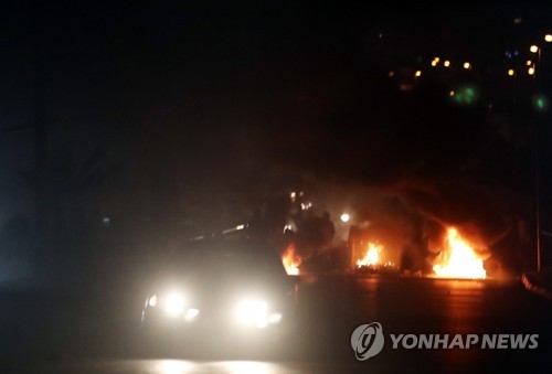 불길에 막힌 도로…벤투호 '반정부 시위' 속 베이루트 입성