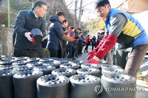 사랑의 연탄 배달 나선 포항스틸러스 프로축구선수