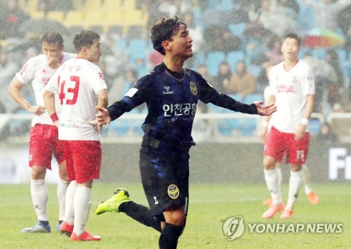 골 넣고 유상철 감독에게 달려간 문창진 가족같은 분이니까요