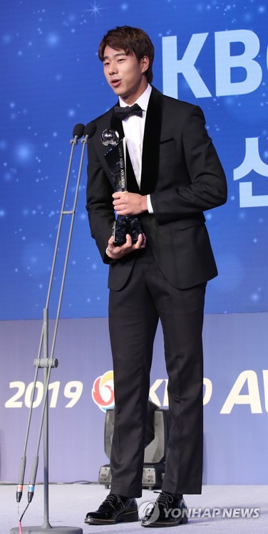 '불펜으로 신인왕' 오른 LG 투수 정우영 내년에는 선발 도전