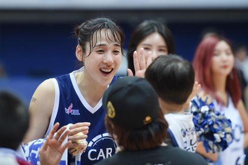 김단비 20점-10도움…여자농구 신한은행, BNK 꺾고 공동 3위