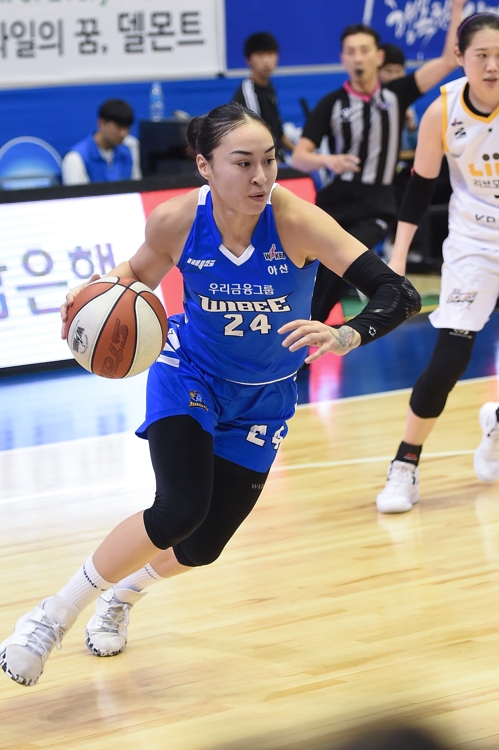 우리은행, KB와 시즌 두 번째 대결서도 완승…단독 선두로