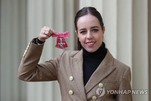 여자브리티시오픈골프 챔피언 홀, 영국 왕실 훈장 받았다