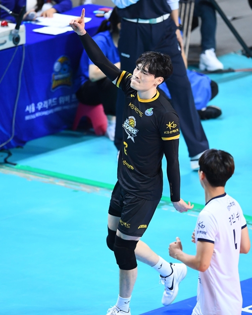 최하위 KB손해보험, 2위 우리카드에 대역전승…시즌 첫 연승