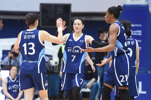 한엄지 더블더블…여자농구 신한은행, 하나은행 꺾고 단독 3위