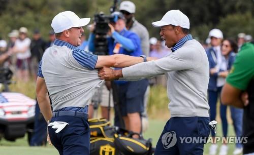안병훈·마쓰야마, 우즈·토머스에 1홀 차 석패(종합)
