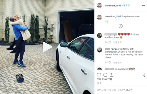 'MLB 재기상' 도널드슨, '금연 성공' 모친에 고급차 선물