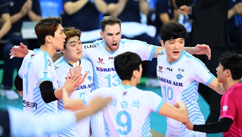 집중력에서 돋보인 1위 대한항공, 삼성화재 3-0 완파