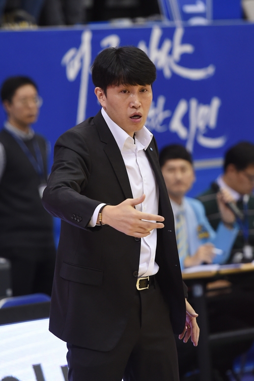 우리은행 위성우 감독, 여자농구 최다 '정규리그 200승'