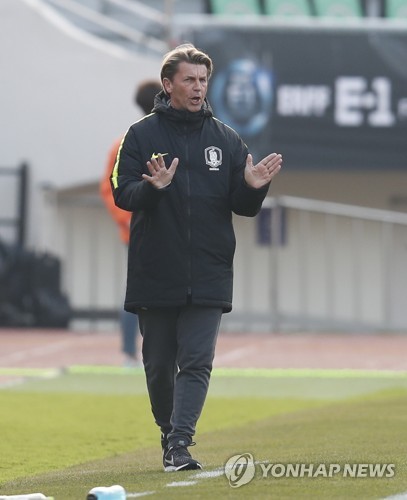 女축구 벨 감독의 데뷔전 무승부 첫 소감…한국어로 행복해요