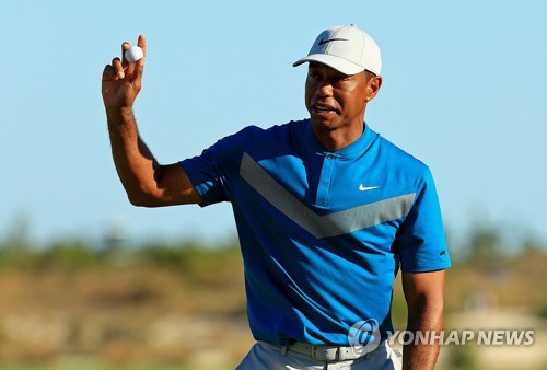 우즈, 히어로 월드 챌린지 3R 2타 차 공동 3위…6번째 우승 도전