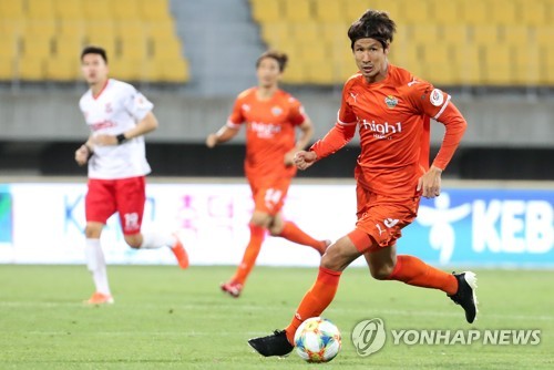 프로축구 강원, 계약 끝나는 정조국과 결별…헌신에 감사