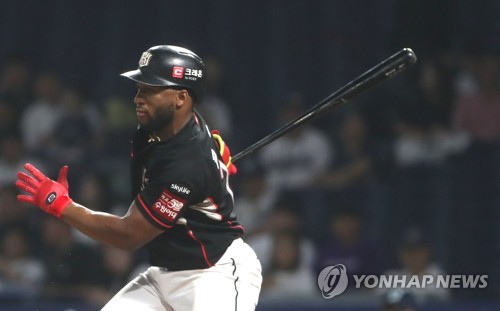 로하스, 4년 연속 kt와 함께…총액 150만달러에 재계약