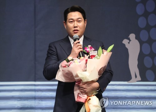 '하루에만 트로피 2개' NC 양의지, 스포츠서울 올해의 선수상