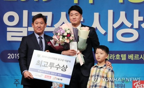 '최고 투수·타자' 이영하·이정후 일구대상 노리겠다