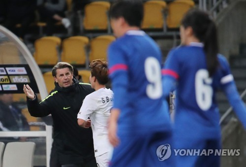 여자축구 벨 감독 첫 승리 행복해요…한 걸음씩 발전하겠다