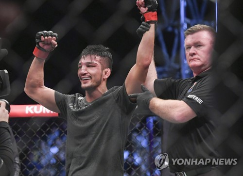 '미스터 퍼펙트' 강경호, 끈적한 레슬링으로 UFC 3연승