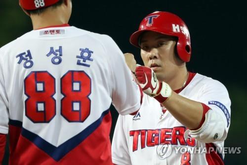 롯데, FA 안치홍 전격 영입…2+2년 최대 56억원