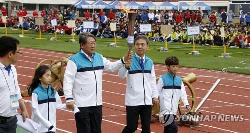 전주경기장 재생에 한그루 나무를 심다…90세 전 현장감독 헌수