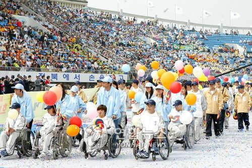 전주경기장 재생에 한그루 나무를 심다…90세 전 현장감독 헌수