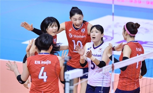 '김연경 없으면' 다양한 공격으로…한국, 조 1위로 준결승행