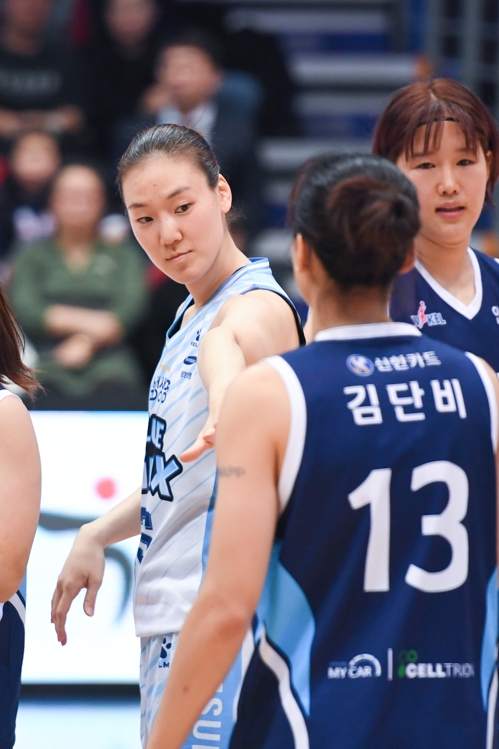 여자농구 삼성생명, 신바람 3연승…신한은행 제치고 4위로