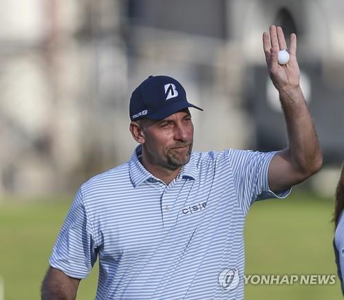 LPGA투어 아마추어 부문 우승 스몰츠의 '기립 퍼터' 논란 재연