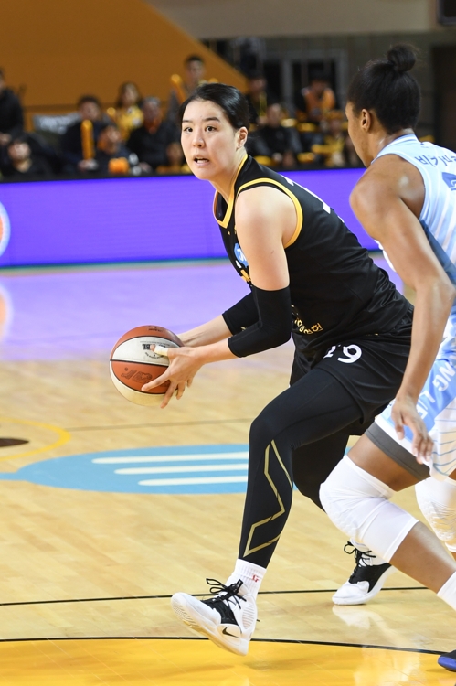 KB, 삼성생명 상대로 5전 전승…6연승으로 단독 선두 복귀