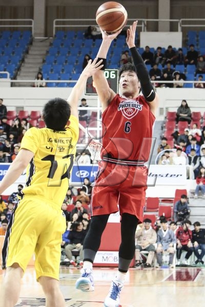 kt, KCC 잡고 4위권 위협…허훈 4쿼터 '지배'(종합)