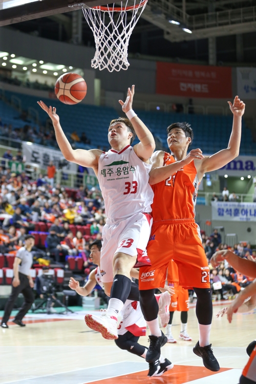 '브라운 40점' 인삼공사, SK 꺾고 단독 1위…DB는 시즌 첫 8연승