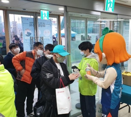 열감지기 등장한 배구장…치어리더는 장갑끼고 손인사(종합)