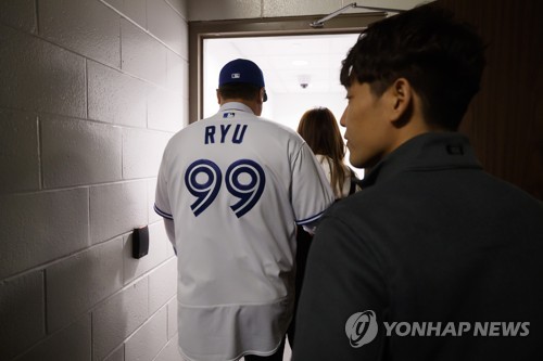 MLB닷컴 99번 류현진·33번 김광현, 최고의 새 유니폼