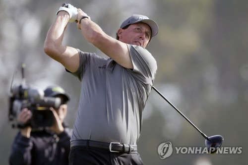 PGA투어와 경쟁 예고한 프리미어골프리그, 미컬슨 영입 작전?