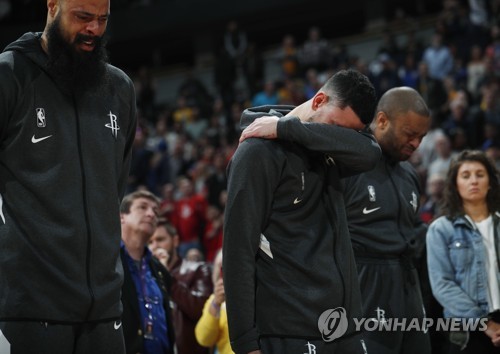 SNS에도, 농구화에도, 축구장에도…브라이언트 '추모 물결'
