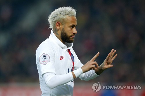 SNS에도, 농구화에도, 축구장에도…브라이언트 '추모 물결'