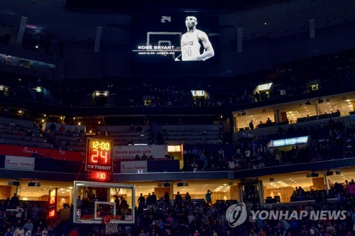 SNS에도, 농구화에도, 축구장에도…브라이언트 '추모 물결'