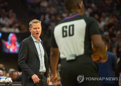 심판에 욕설한 NBA 스티브 커 감독, 벌금 2천900만원 징계