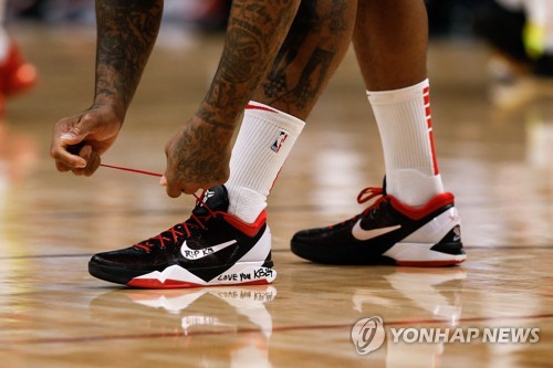 SNS에도, 농구화에도, 축구장에도…브라이언트 '추모 물결'