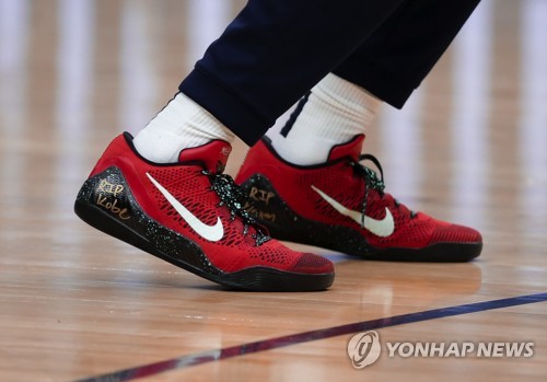 SNS에도, 농구화에도, 축구장에도…브라이언트 '추모 물결'