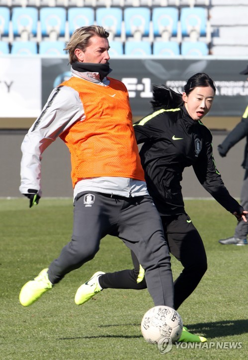 벨 감독 '솔선수범 리더십'…훈련 준비도 가장 먼저 주도적으로