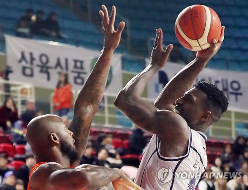 '귀화 선수' 라건아 고충 토로…인종차별 메시지 매일 받아