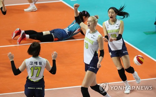 여자배구 현대건설, 난적 GS칼텍스 꺾고 6연승 휘파람(종합)