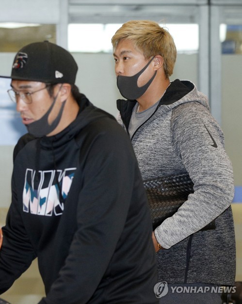 류현진, 개인훈련 마치고 귀국…김병곤 트레이닝 코치와 훈련