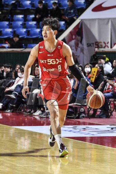 '안영준 12점' SK, LG에 완승…선두권 경쟁 이어가