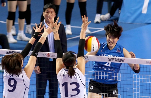 '김희진 복귀' IBK기업은행, 도로공사 7연패 몰아넣고 탈꼴찌
