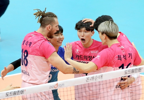 남자 배구 우리카드, KB손보 잡고 4연승…'첫 우승 보인다'