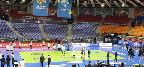 '프로배구 첫 무관중 경기' 앞둔 감독들 확진자 나오지 않기를