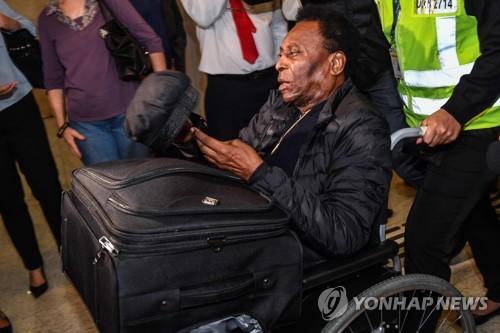 펠레, 건강 악화로 '두문불출'…도움 없이는 못 걸어